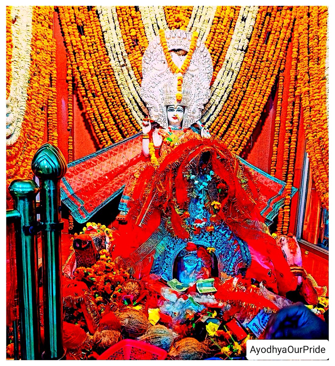 AyodhyaOurPride's tweet photo. पुण्य सलिला सरयू नदी के किनारे गुप्तारघाट के समीप मरी माता का प्रसिद्ध मंदिर स्थित है। यहां सिंहासन पर विराजी मां का भव्य रूप हर किसी को अपनी ओर आकर्षित करता है। 

Follow-- @AyodhyaOurPride 

#ChaitraNavratri #ayodhyaourpride 
#ayodhya https://t.co/bUiKfk8oML