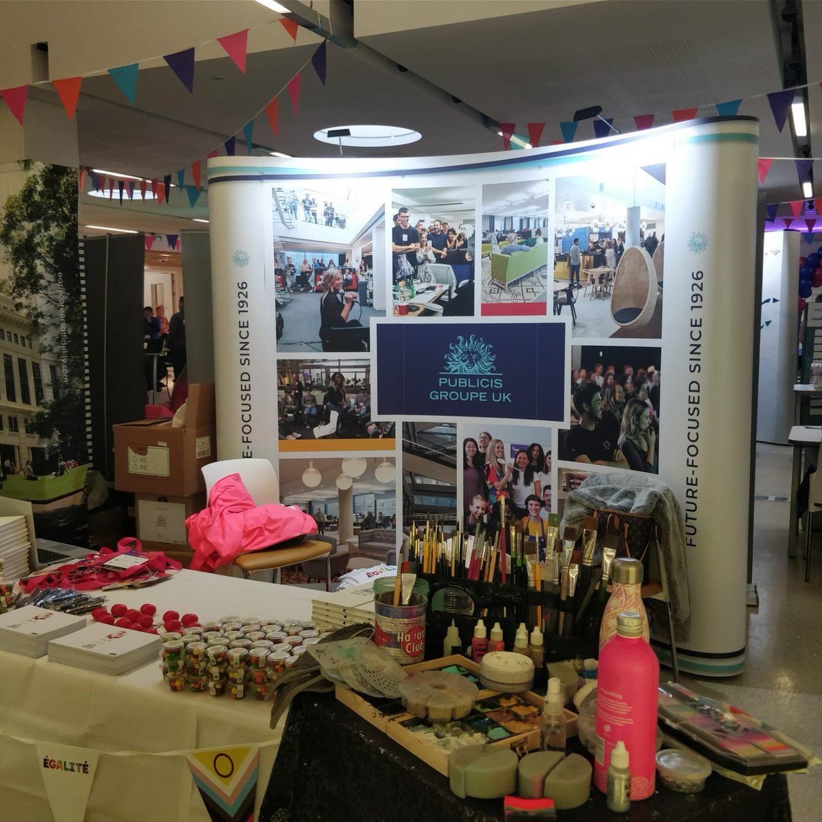 jdaykin's tweet photo. Awesome to see @PublicisGroupe having such an impressive stand at UK #StudentPride today! #Outvertising #RepresentationMatters https://t.co/BcUM86CBtL