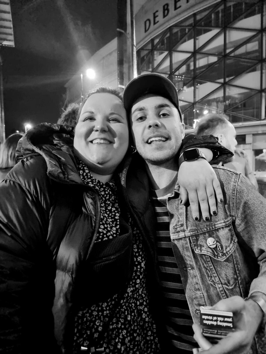 _betty_89's tweet photo. ,You are literally here since the beginning and it means a lot.‘ #drunkfaces #4years #samfender #butdeanoismyfavourite 😅 

@samfendermusic and band! I owe you! 🤍 https://t.co/j5ttAyeRjg