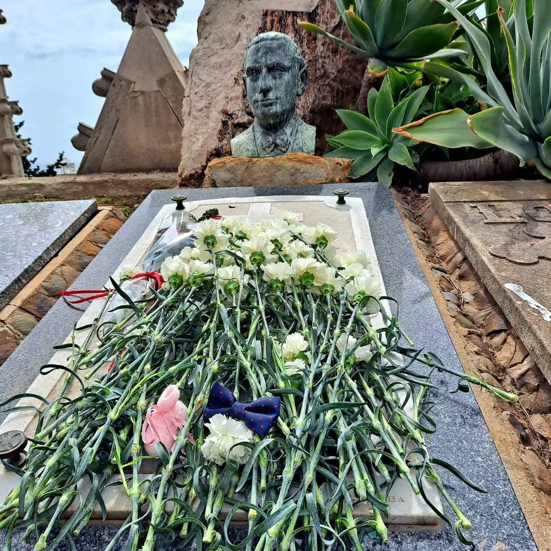 Pitxu14's tweet photo. Encara estabornit per la mort del pare, avui hem recordat l'avi, en l'aniversari del seu afusellament. Una vida fonamentada en els valors i en la persecució dels ideals. Un any més, moltes moltes gràcies @DemocratesCAT @CastellaToni @titonlailla #carrascoiformiguera84 https://t.co/X7yUD1CKg6