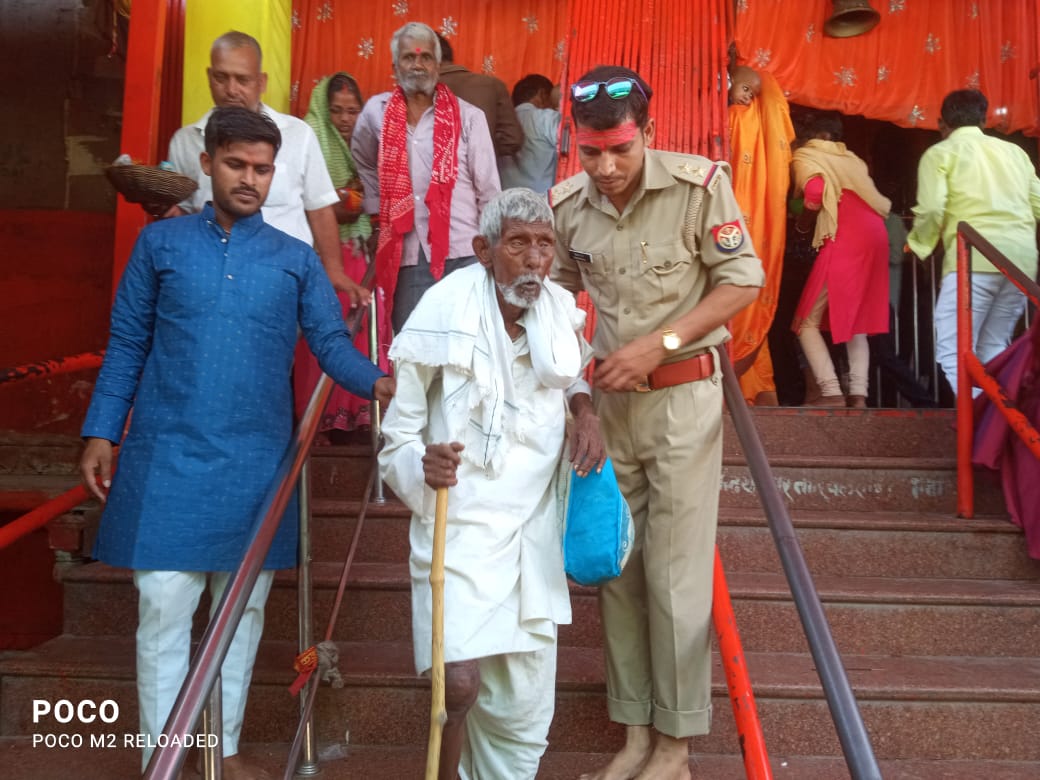कड़ाधाम मेला क्षेत्र में दर्शन के लिए आए वृद्ध दर्शनार्थी को उ0नि0 विकास कुमार मिश्रा द्वारा सहारा देकर सीढ़ियों से उतारा गया और कुशलता पूर्वक भेजा गया। बुजुर्ग दर्शनार्थी द्वारा पुलिस को कोटि कोटि धन्यवाद दिया गया। #UPPolice #kaushambipolice