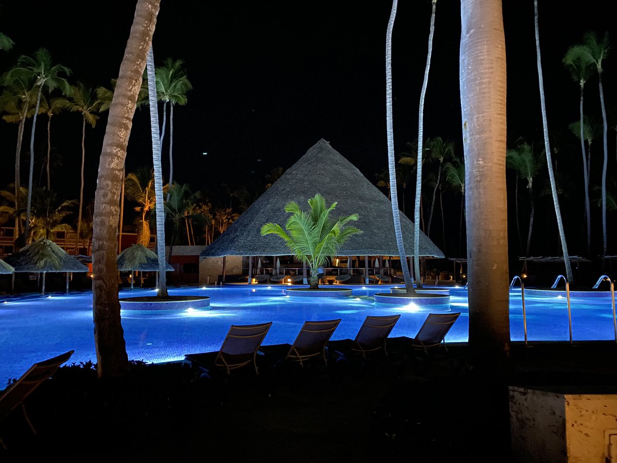 projmgr's tweet photo. Always feels like the trip down for vacation takes the whole day.  The @airtransat ride down was good and it was nice to get here. The view of the pool last night. https://t.co/vQz7QGb539