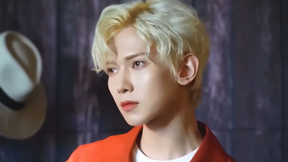 YEOSANGLOOK's tweet photo. Models are lucky because yeosang chose to be an idol https://t.co/NRxjRib27K
