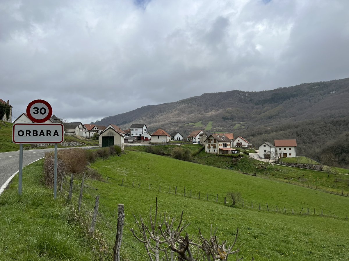 ElTiempoNavarra's tweet photo. #Orbara en el #ValleDeAezkoa #PirineoNavarro #Navarra celebra hoy sus #Carnavales , lo últimos del valle
De momento cielo gris con #Lluvia débil y +7°C en estos momentos
Por la tarde el tiempo irá mejorando, aunque seguirá el #Frío https://t.co/h7dInRnvET