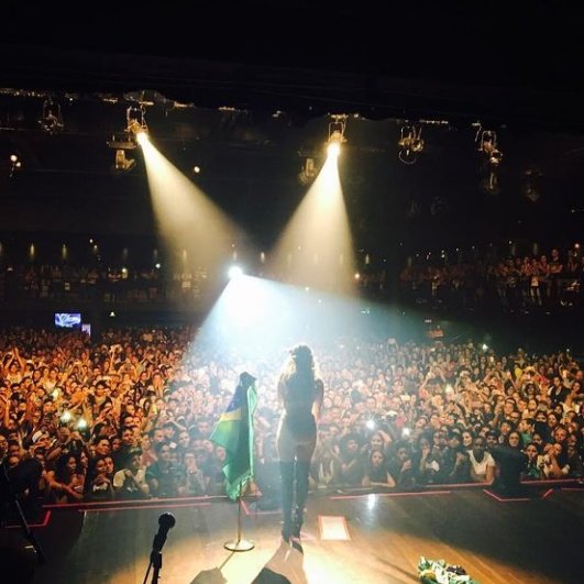 dmstreams's tweet photo. Há 5 anos atrás, @DulceMaria realizava o quarto e último show do #DMWorldTour no Brasil. 🥺

O show aconteceu na cidade de São Paulo e contou com a presença da cantora @sofioliveiraa e juntas elas cantaram "Antes Que Ver El Sol". ❤️

Você estava presente? Conta aqui! 👇🏼🥰 https://t.co/9fnjPlthe6