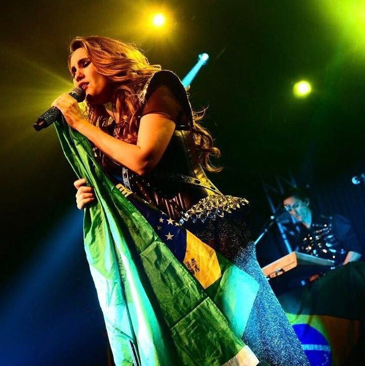 dmstreams's tweet photo. Há 5 anos atrás, @DulceMaria realizava o quarto e último show do #DMWorldTour no Brasil. 🥺

O show aconteceu na cidade de São Paulo e contou com a presença da cantora @sofioliveiraa e juntas elas cantaram "Antes Que Ver El Sol". ❤️

Você estava presente? Conta aqui! 👇🏼🥰 https://t.co/9fnjPlthe6