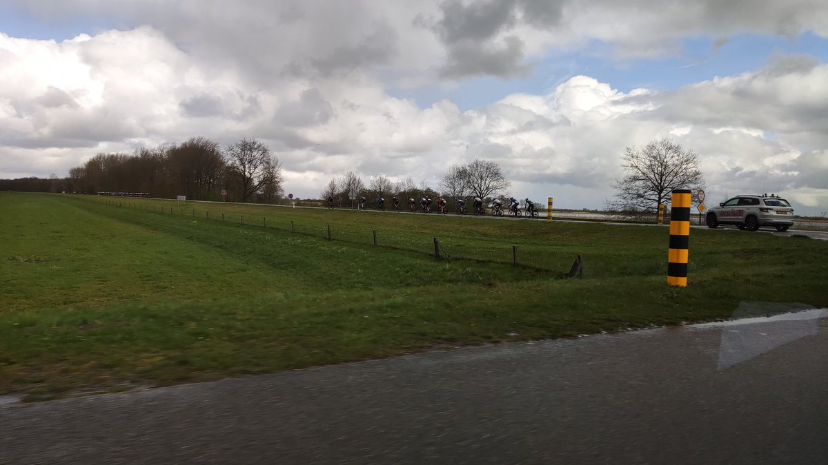 De mannen draaien de dijk op en het peloton is in stukken gerukt