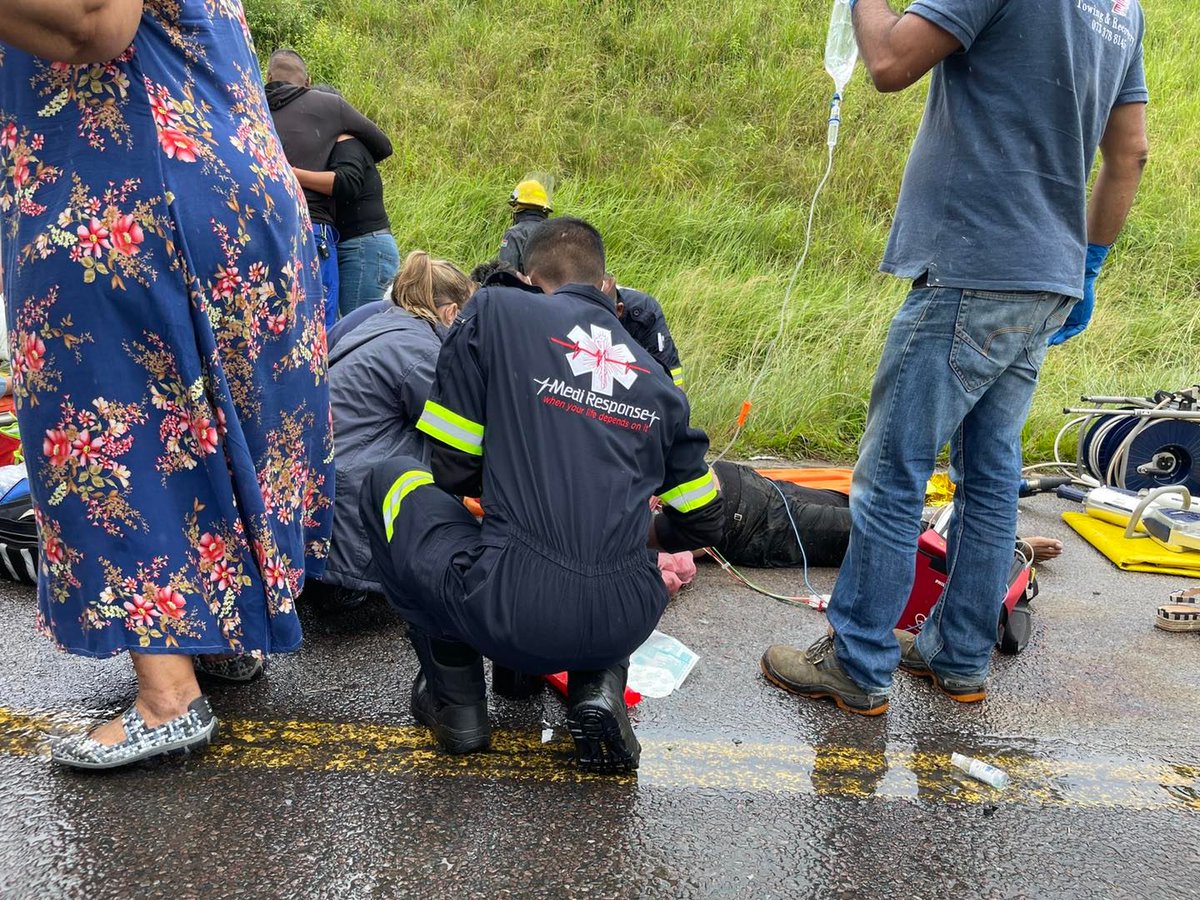_ArriveAlive's tweet photo. Vehicle slams into bridge leaving five injured, two entrapped - N2 Sibaya https://t.co/YC3fWe7A4D #ArriveAlive @Medi_Response https://t.co/xIxCQdLbYg