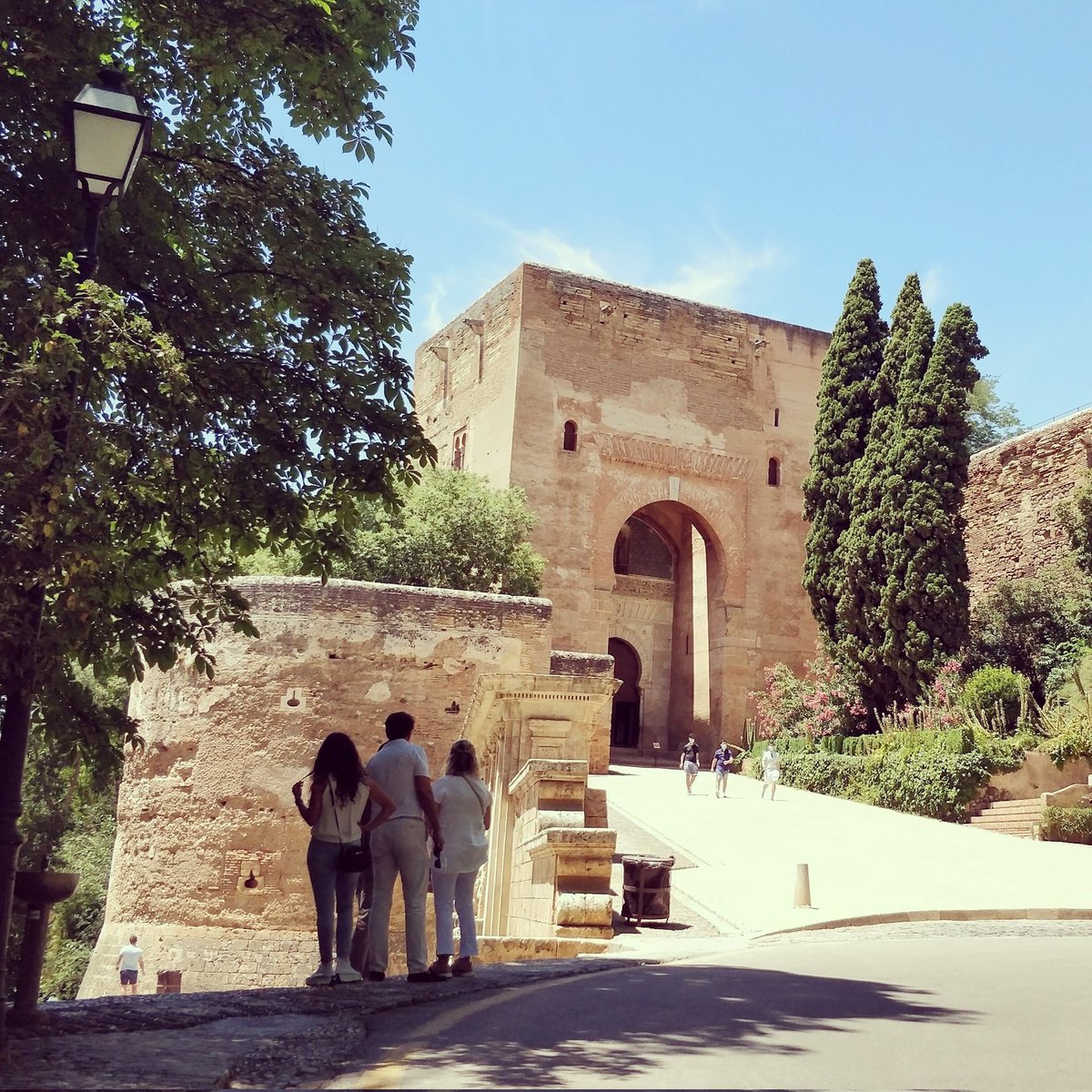 GranadaTapaTour's tweet photo. The sun has returned! ☀️ In a weeks time one of the Easter floats will come down through this #AlhambraPalace entrance. The Justice Gateway, dating from the mid 14th century, is my favourite way into the monument. #granadacity #alhambragranada #easterinspain #holyweekspain https://t.co/lvR4xyZIth