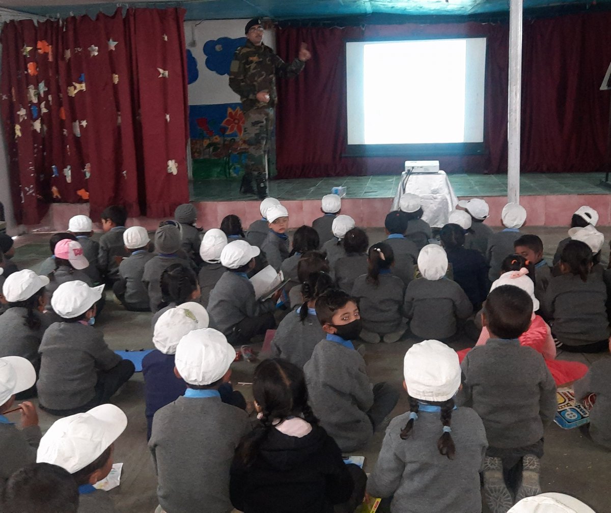 #WorldHealthDay2022 Siachen Warriors under aegis of Fire And Fury Corps organised Health Awareness  Program cum Medical Check-up for the students of Army Goodwill School, Pratap Pur #IndianArmyPeoplesArmy
@adgpi
@NorthernComd_IA 
@LG_Ladakh