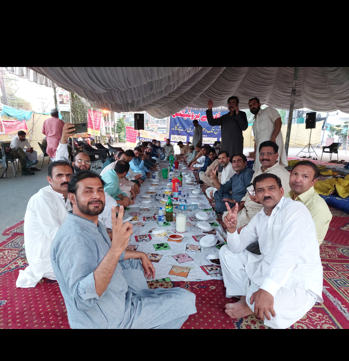 Lubnamaqsood3's tweet photo. کالج اساتذہ 33 روز سے اپنے قانونی اور آئینی حق پے اینڈ سروس پروٹیکشن کے لئے لاہور سول سیکٹریٹ کے سامنے دھرنا دیے بیٹھے ہیں
#HonourServiceProtectionorder https://t.co/wWBaWirf7o