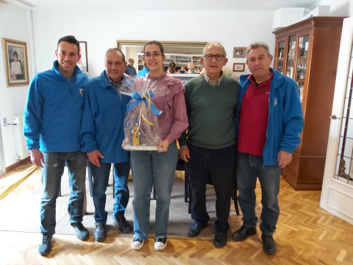 FazTorrent's tweet photo. ➡️ La Reina del Encuentro, Azucena Guimerá, ha recibido un detalle de parte de la Santa Faz. 

😀 Nuestra enhorabuena y mejores deseos para esta Semana Santa! https://t.co/R46AFHDP7r