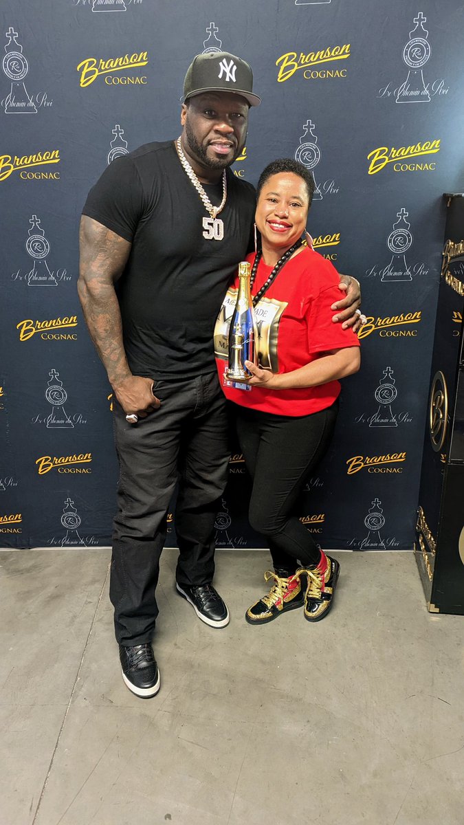 SmillsMedia's tweet photo. 50 always has me smiling that's when my dimples start showing. Always dropping knowledge in my ear and I make sure I listen. 💯🔥
#smillsmedia
#mediamademusic
#mediamademagazine
#50centbottlesigning
#arizona
#bransoncognac https://t.co/6HlCRe9ZS5