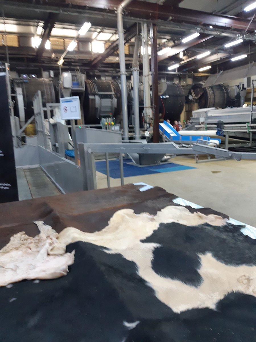 DonderwinkelTh's tweet photo. Open dag @VitelcoLeather in @Gem_OostGelre Mooi om te zien hoe ze van een bijproduct een waardevol product maken. Enthousiaste medewerkers vertellen het productieproces. https://t.co/he4aCh4Fdd