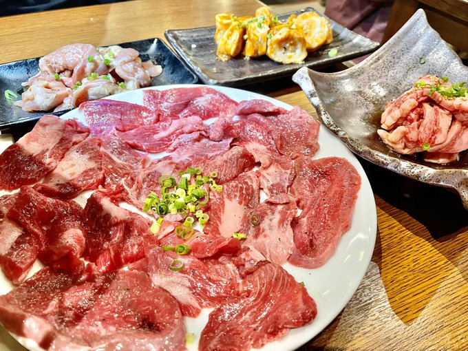 イラストの練習として肉食べてる 