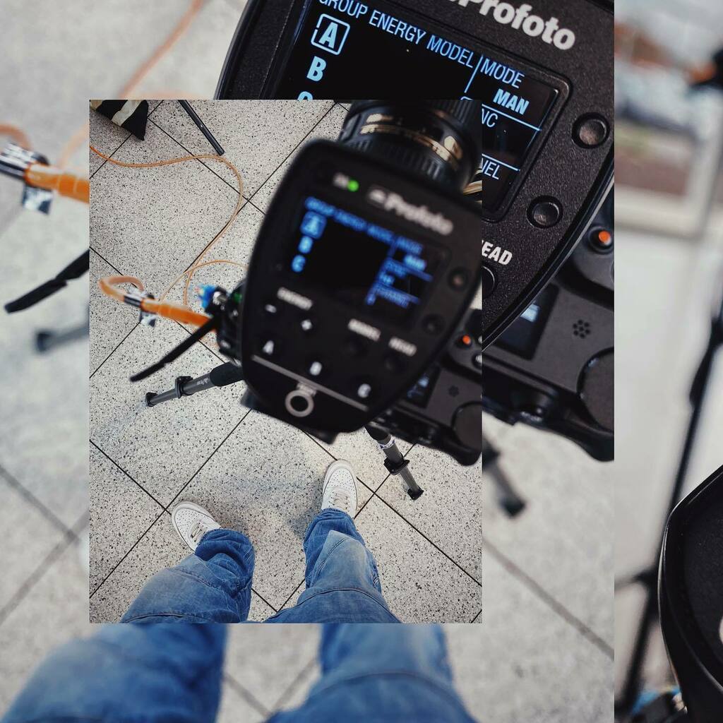 RicciSpeckels's tweet photo. Hinter den Kulissen… #hinterdenkulissen #videographer #videography #filmemacher #shooting #fotograf #tether #tethertools #iworkcase #arbeitsweise #fotografenleben #bts #behindthescenes #behindthecurtain #fotografierenmitherz #berufsfotograf @tethertools @nord_ostsee_automobi… https://t.co/jMm29JosST