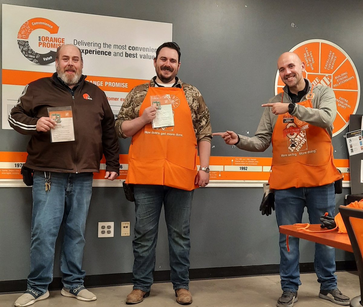 ChuckRoss76's tweet photo. Congratulations to our Customer Service Managers for driving pocket guide in our store! @THD3882 @brian_elchert @yojharisA @bryan_greenough @RclarkMaximus01 @Crosscheck14 https://t.co/PD3ZBclE0g