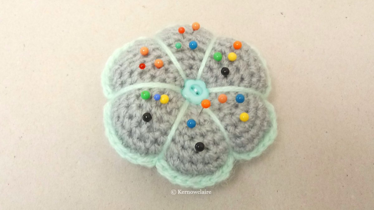A lovely, small crochet pin cushion, flower pattern in grey with mint edging and buttons. A lovely sewing accessory. #crochet #pincushion #sewinggift #handmadeintheuk #smallbiz etsy.com/uk/listing/119…