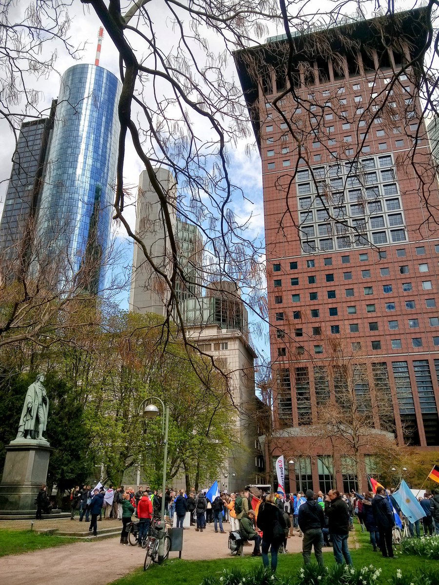 ap_tweety's tweet photo. "Denk mal: Schiller & Goethe gingen mit...für Frieden, Freiheit & Feier", Frankfurt am Main, 09.04.22, #ffm0904 https://t.co/XeH6UHR7XS