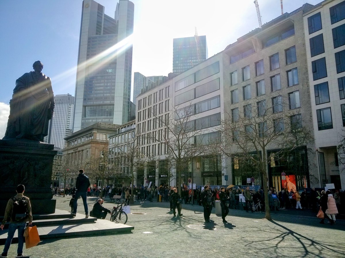 ap_tweety's tweet photo. "Denk mal: Schiller & Goethe gingen mit...für Frieden, Freiheit & Feier", Frankfurt am Main, 09.04.22, #ffm0904 https://t.co/XeH6UHR7XS