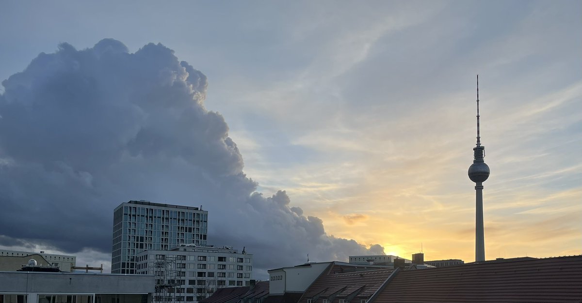 keylings's tweet photo. This cloud looks a bit terrifying. #berlinsky https://t.co/fmTK2Pl7O7