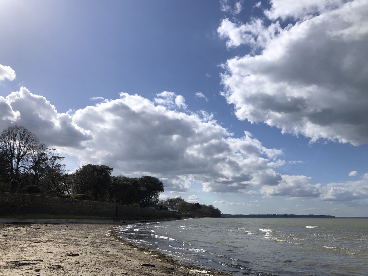 SiriusStar1963's tweet photo. Saturday Clouds. #Ryde #PlayerBeach #Pier #Solent #PureIslandHappiness #IOW #home ⛅️ https://t.co/Hgk5tqvlIm