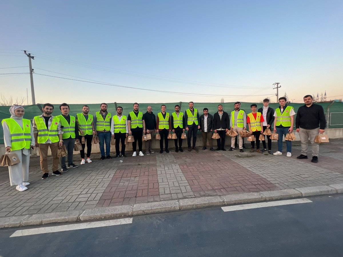 AKGencSakarya's tweet photo. 📍Serdivan 

#iftara5kala  programımız kapsamında Genel Merkez Bölge Kordinatörümüz @Tayfunarsinkol ile birlikte iftara yetişemeyen vatandaşlarımıza ikramlarda bulunduk. 🤗 

Sakarya 'nın her sokağında AK Gençliğin izi var ✋🏻 https://t.co/QMm0GlvmQf