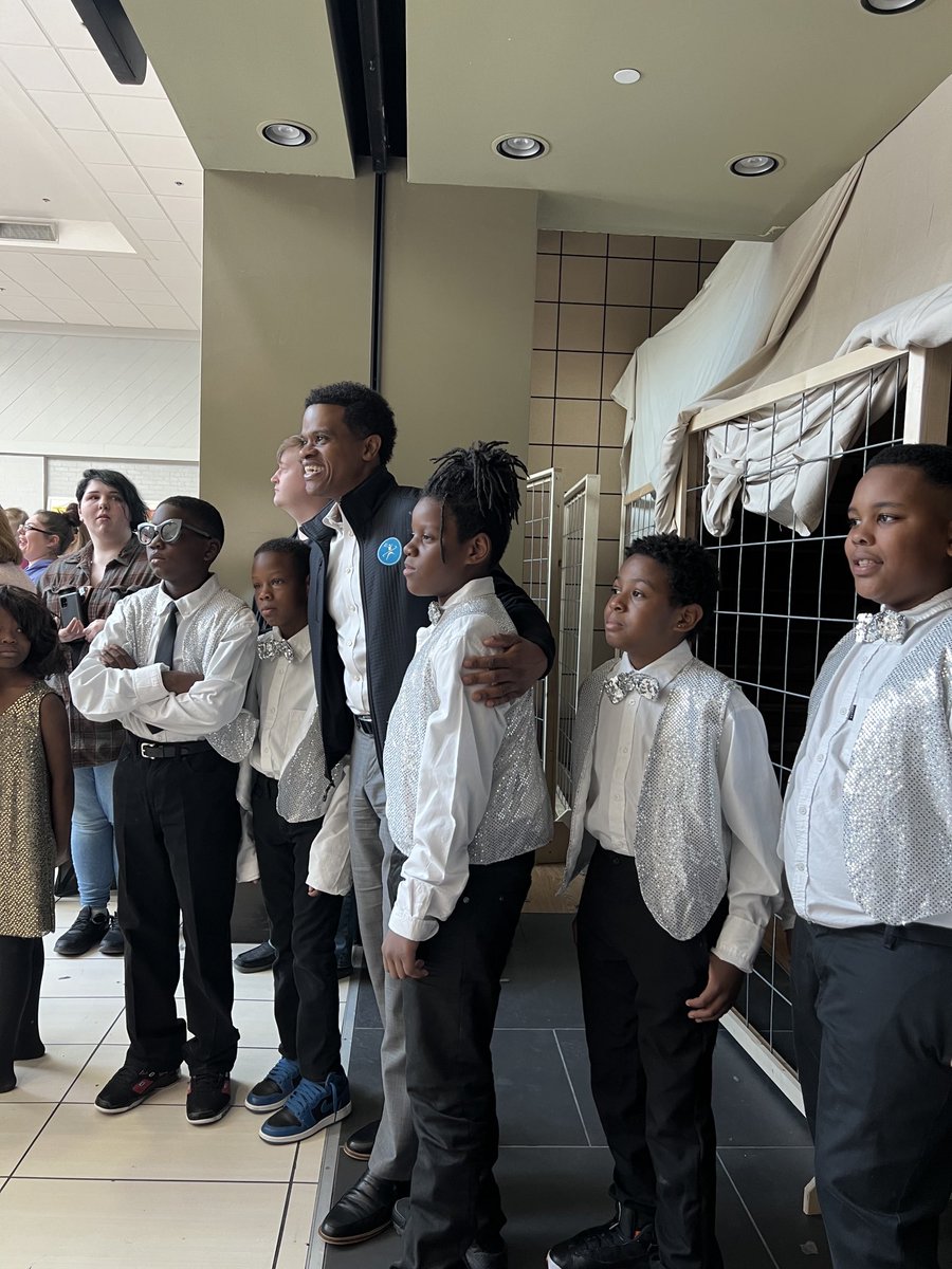 semurry39's tweet photo. At the mall with the Temptations and Dr. King.. #Rock it…Lincoln Elementary!! https://t.co/vJNGWvQnlC