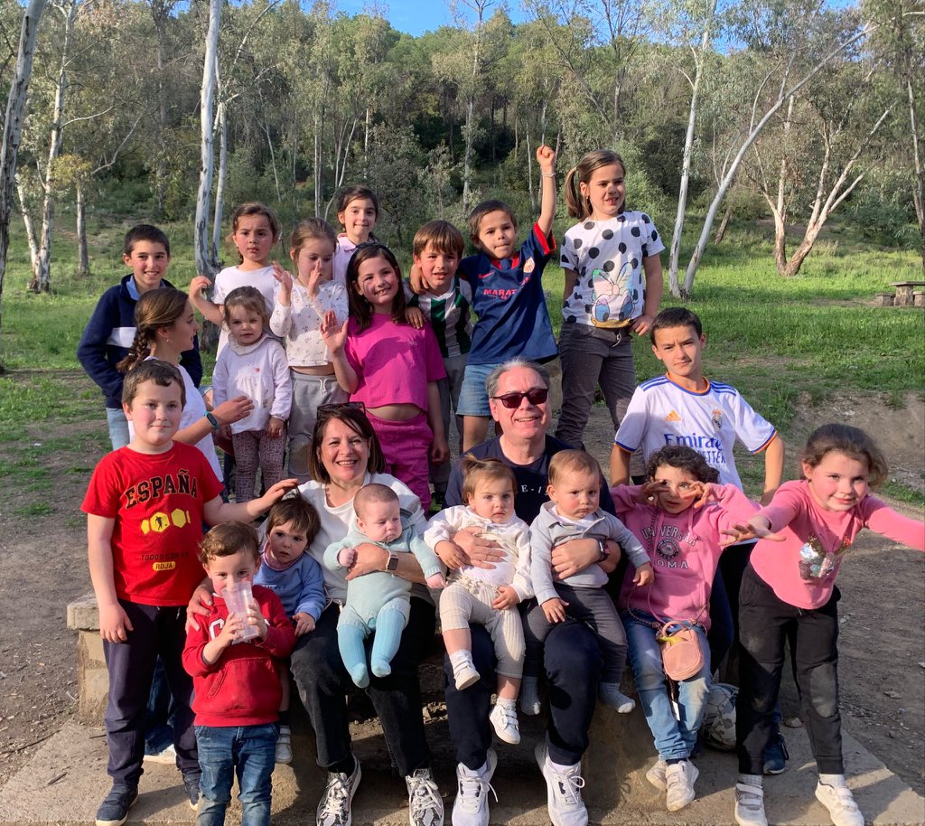 CarlosMatabuena's tweet photo. Día de campo con los NIETOS… parece mentira pero por una vez todos juntos. Los que faltan aún están por nacer!

Y no, no sobra gente en el mundo, sino que faltan FE, y ESPERANZA y AMOR. 

Ellos nos relevarán. Son la esperanza del mundo! https://t.co/Ui7BvrNHr9