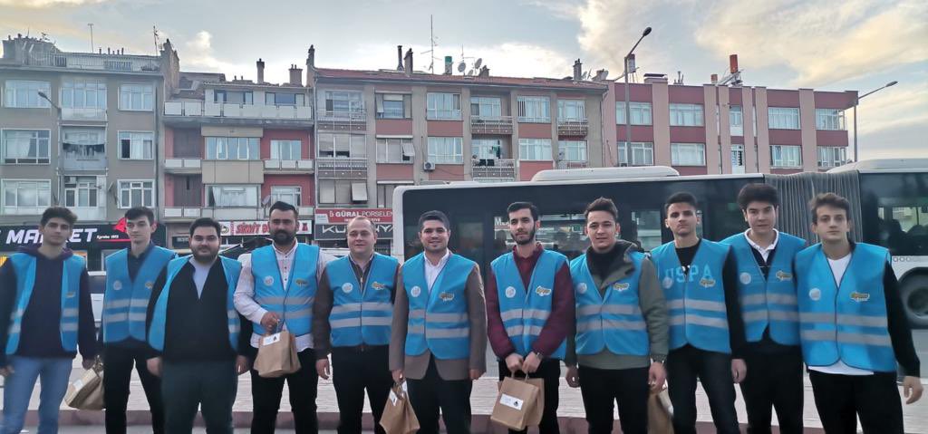 akgenclikkonya_'s tweet photo. Bu şehrin her sokağında AK Gençliğin’in izi var.

#İftara5Kala 🌙 etkinliklerimiz kapsamında GM Bölge Koordinatörümüz, MKYK üyemiz Erdoğan Dönmez, İl Başkanımız Abdullah Said Kıyak ve teşkilat mensuplarımızla birlikte iftara yetişemeyen vatandaşlarımıza iftariyelik ikram ettik. https://t.co/xA7RJ5mHlD