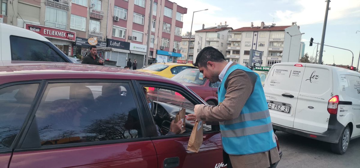 akgenclikkonya_'s tweet photo. Bu şehrin her sokağında AK Gençliğin’in izi var.

#İftara5Kala 🌙 etkinliklerimiz kapsamında GM Bölge Koordinatörümüz, MKYK üyemiz Erdoğan Dönmez, İl Başkanımız Abdullah Said Kıyak ve teşkilat mensuplarımızla birlikte iftara yetişemeyen vatandaşlarımıza iftariyelik ikram ettik. https://t.co/xA7RJ5mHlD