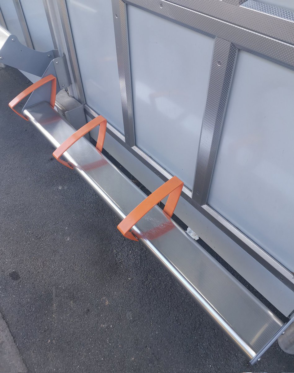 Zafarcakes's tweet image. Couldn't possibly allow a homeless person to lie down here so they made it as uncomfortable as possible for everyone. 👍 #SmartArchitecture