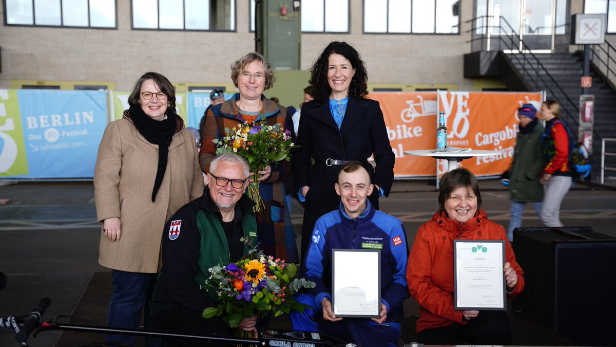 Die Schirmherrin der #VELOBerlin @Bettina_Jarasch hat heute den Engagementpreis „Fahrrad Berlin“ an das @BA_Xhain & das @BerlinTempSchbg verliehen. HERZLICHEN GLÜCKWUNSCH! ☘️ 💚 👉tinyurl.com/44fsh8c4 #veloberlin #veloberlin2022 #fahrradfestival #Mobilitätswende