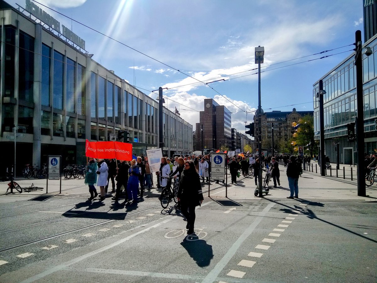 ap_tweety's tweet photo. Komm mit wie "Ärzte & Pfleger für freie Impfentscheidungen", Willy-Brandt-Platz, Frankfurt am Main, 09.04.22, #ffm0904 https://t.co/RPvf88WVQa