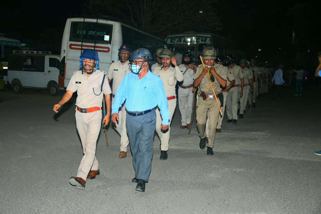 KotaPolice's tweet photo. पुलिस अधीक्षक कोटा शहर श्रीमान केसर सिंह शेखावत के निर्देशानुसार आज कोटा शहर में त्योहारों पर कानून व्यवस्था बनाने के लिए निकाला फ्लैग मार्च, शहर के सभी थाना के सीआई व डीएसपी सहित कई अधिकारी मौजूद रहे ।
। कोटा शहर पुलिस सदैव आपकी सेवा में तत्पर।

@KotaPolice 
@IgpKota 
#safekota https://t.co/ofINrxYSfa