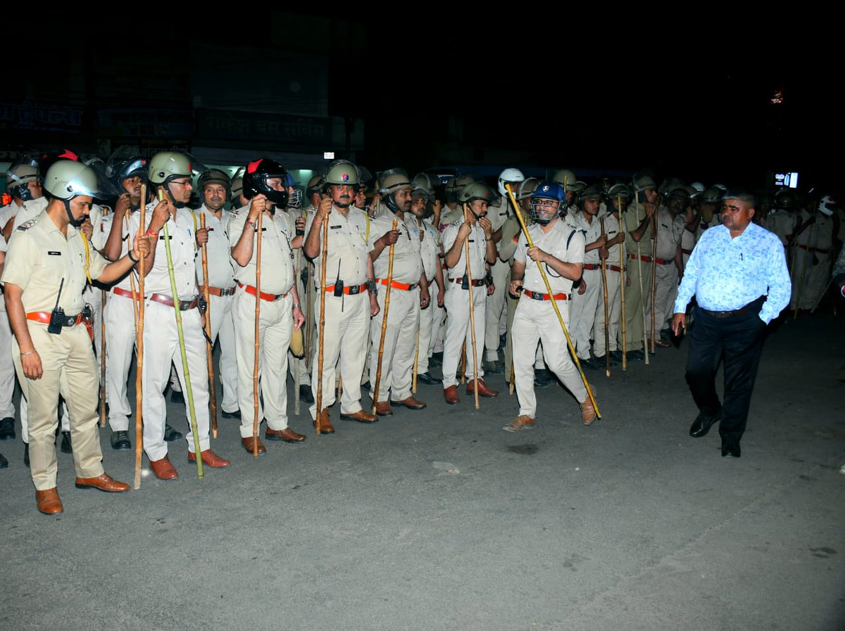 KotaPolice's tweet photo. पुलिस अधीक्षक कोटा शहर श्रीमान केसर सिंह शेखावत के निर्देशानुसार आज कोटा शहर में त्योहारों पर कानून व्यवस्था बनाने के लिए निकाला फ्लैग मार्च, शहर के सभी थाना के सीआई व डीएसपी सहित कई अधिकारी मौजूद रहे ।
। कोटा शहर पुलिस सदैव आपकी सेवा में तत्पर।

@KotaPolice 
@IgpKota 
#safekota https://t.co/ofINrxYSfa