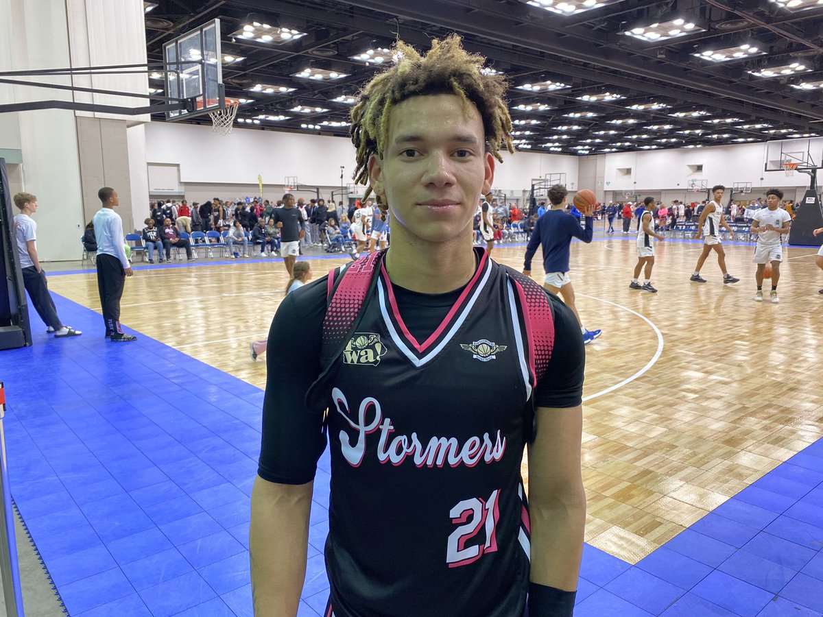 I’m definitely a fan of how Blaise Porter handles and runs that @IA_Barnstormers offense. His initial reads are excellent, scored his 15 with six assists but never rushed his own offense. 

A+ decision making grade. 

<a href="/PHCircuit/">Prep Hoops Circuit 🏀</a> #TheStage