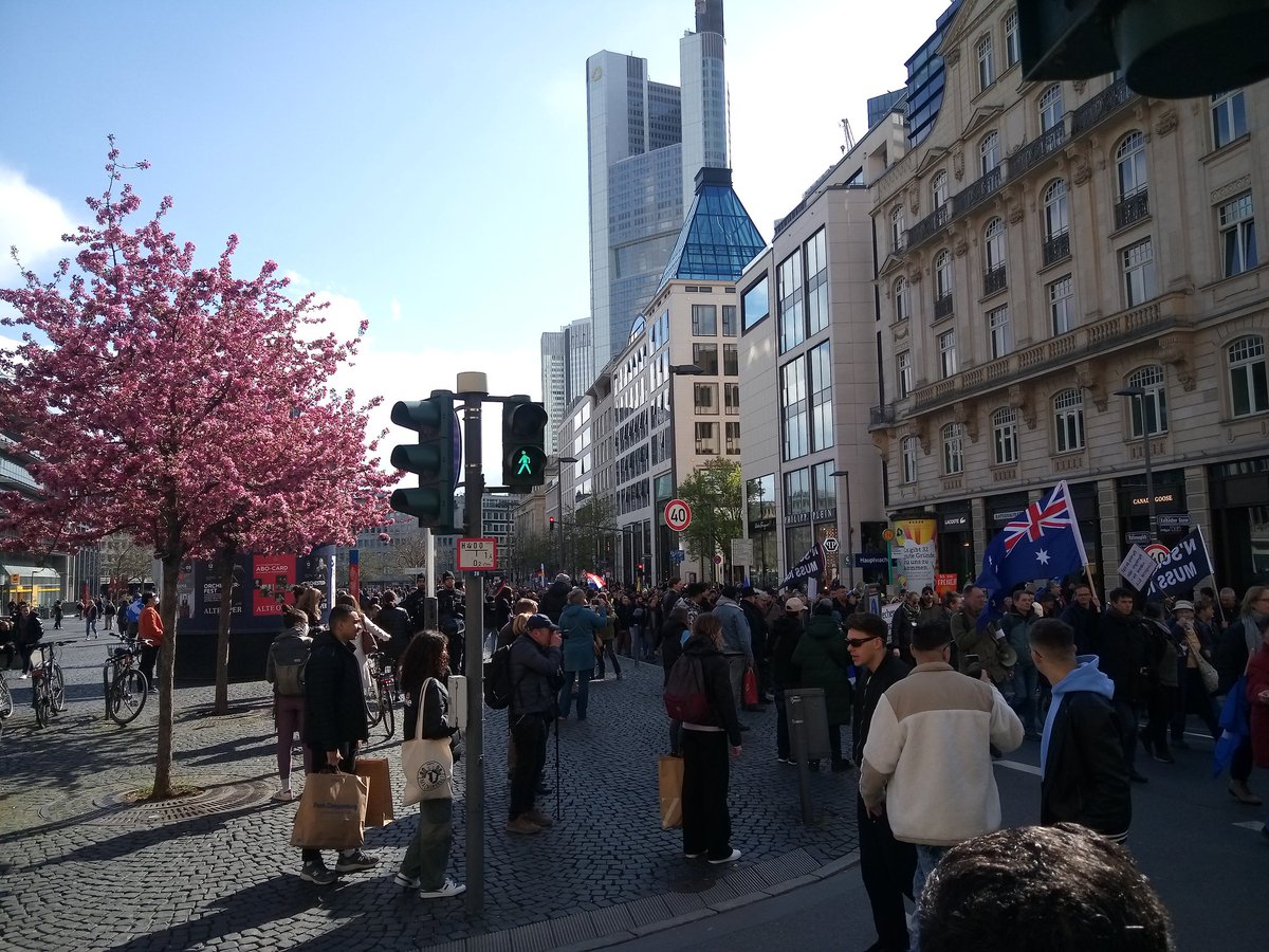 ap_tweety's tweet photo. Frankfurt blüht auf für Frieden & Freiheit, Goetheplatz/Freßgass, Frankfurt am Main, 09.04.22, #ffm0904 https://t.co/ffqqvLouyp