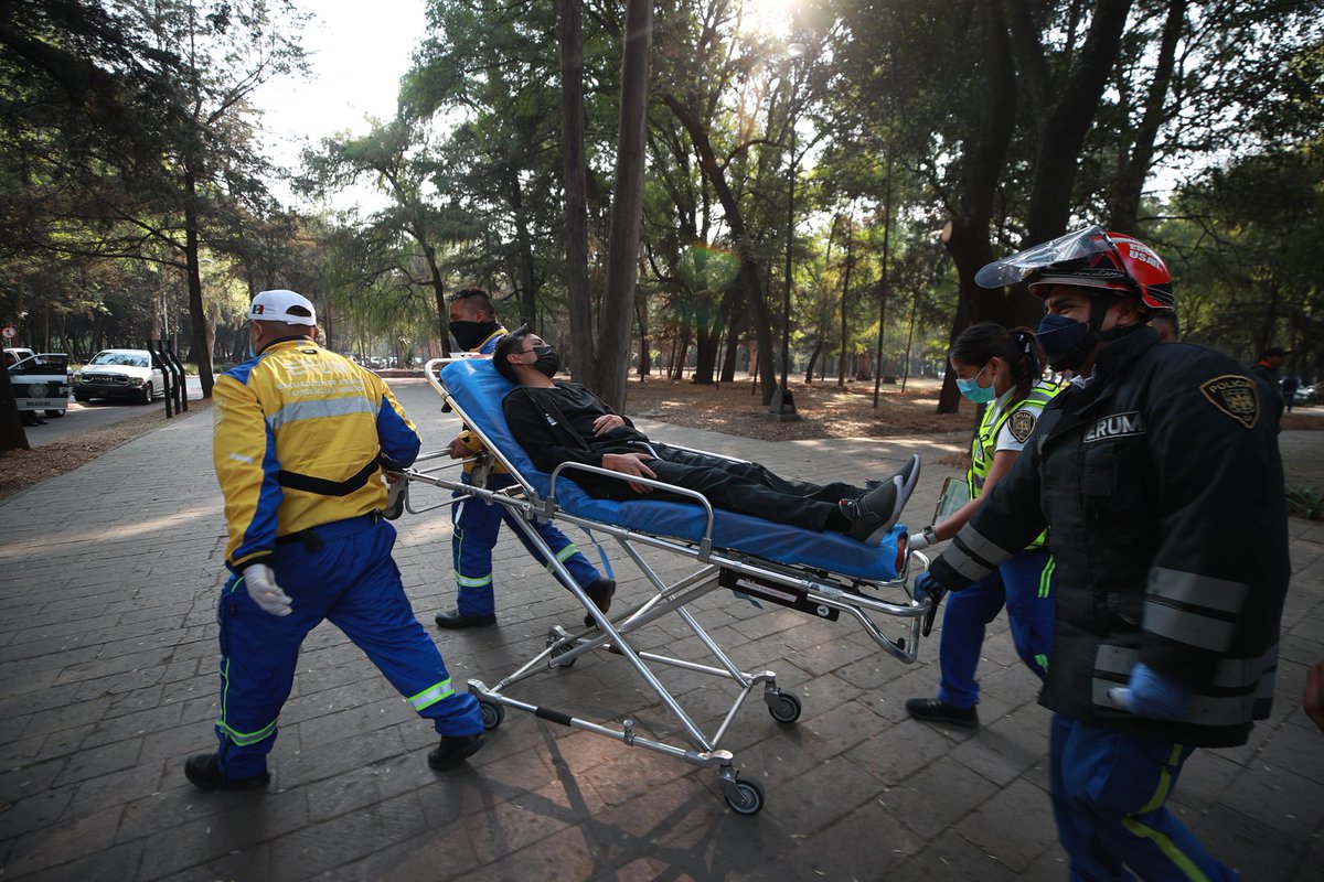 LaJornada's tweet photo. "Distracción, causa de choque con Metrobús": @andreslajous
Detenido, el chofer del camión de pasajeros. Los 10 hospitalizados están fuera de peligro.
Analizan viabilidad de que la firma #Atrolsa continúe operando en el carril confinado.
@MetrobusCDMX
https://t.co/fxa0BZU0Cv https://t.co/AsrSZcUiWt