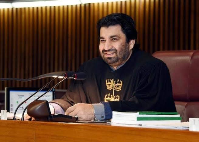 PTI_Lion26's tweet photo. جہاں کئی ضمیر فروشوں نے اپنا نظریہ اور ووٹ بیچ دیا وہیں سپیکر اسد قیصر اور ڈپٹی قاسم خان سوری نے اپنے لیڈر عمران خان سے وفا نبھائی۔

تمام پارٹی کارکنان کی طرف سے آپ کے مشکور ہیں ہم!!
@AsadQaiserPTI @QasimKhanSuri https://t.co/u51B9YYSjR