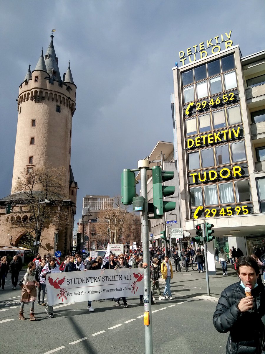 ap_tweety's tweet photo. "Studenten stehen auf Freiheit für Meinung, Wissenschaft & Lehre", Eschenheimer Tor, Frankfurt am Main, 09.04.22, #ffm0904 https://t.co/L9zWiG58Jg