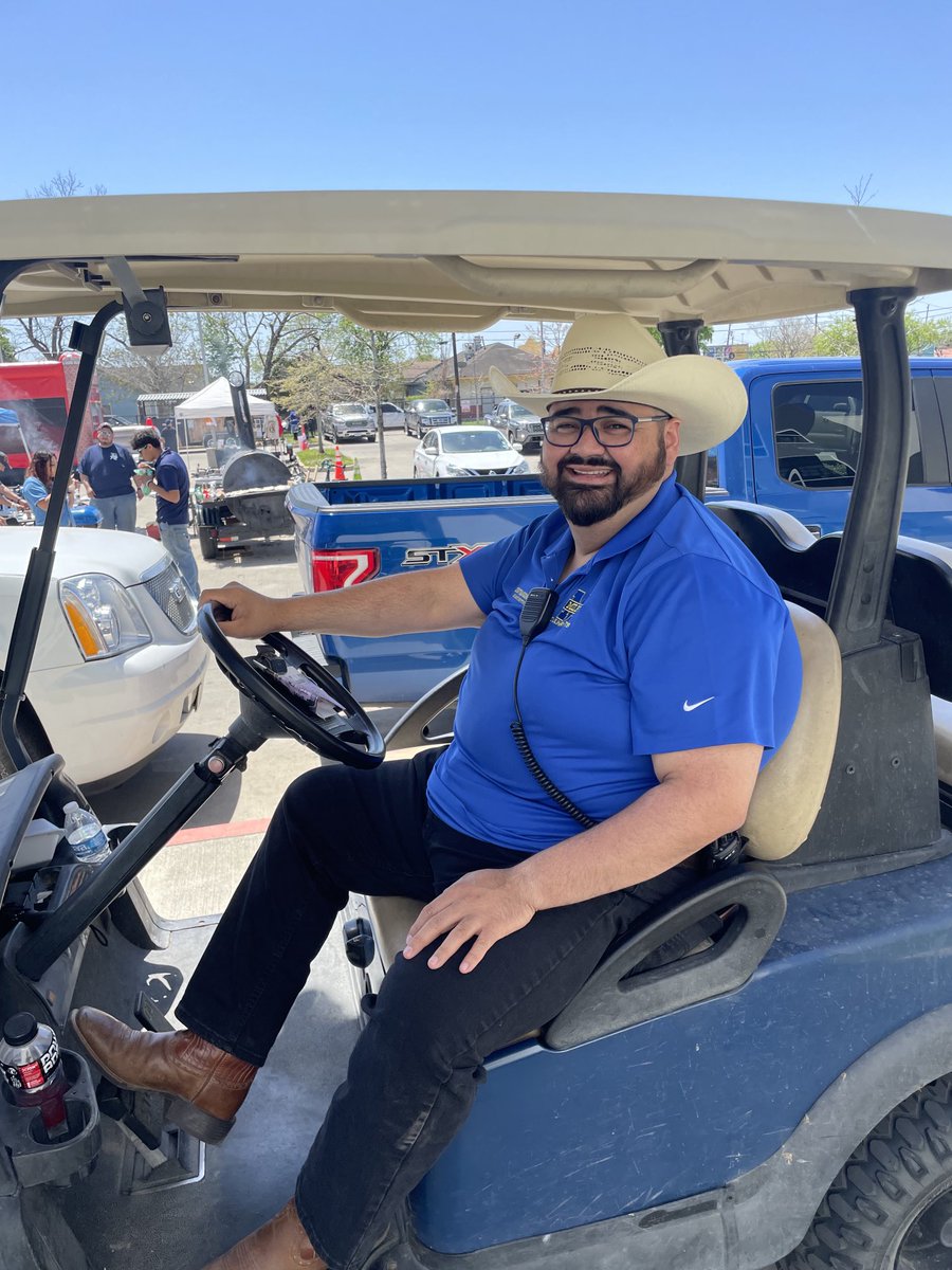Mr. Gonzalez setting this beautiful Saturday off with the 1st Annual Cookoff at Milby High School!  ⁦<a href="/Milby_HS/">Charles Milby High School</a>⁩ #gobuffs