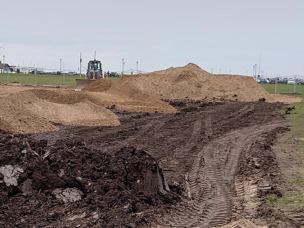 BPGcontractors's tweet photo. Last borrow pit being capped....
#CutandFill
#ImportAllToPlan 
💪👍🍺 https://t.co/rZaTO4wsI4