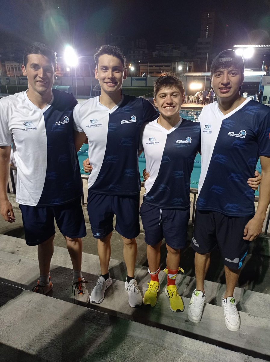 Integrantes del club Poseidón de Azuay que obtuvo el tercer lugar general en el Campeonato Nacional Ricardo Planas Villegas, realizado en Guayaquil. Sumándose tres records nacionales absolutos.