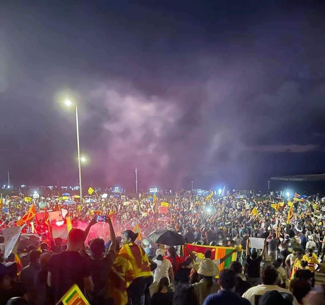 SriLankaTweet's tweet photo. Youths from across #SriLanka gathered in Colombo Galle Face Green and continuously protesting day &amp; night demands President Gotabaya Rajapaksa to step down - @uniworldnews
https://t.co/KNT6nc9wOf
#LKA #SriLanka #SriLankaCrisis #EconomicCrisisLK Images via Twitter https://t.co/Y5tpClqros