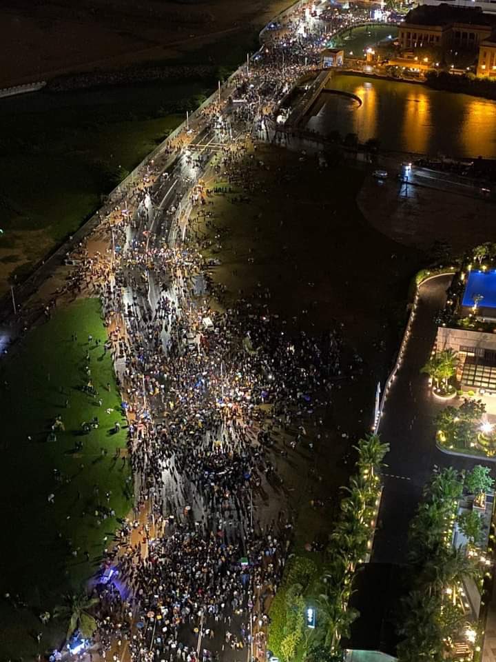 SriLankaTweet's tweet photo. Youths from across #SriLanka gathered in Colombo Galle Face Green and continuously protesting day &amp; night demands President Gotabaya Rajapaksa to step down - @uniworldnews
https://t.co/KNT6nc9wOf
#LKA #SriLanka #SriLankaCrisis #EconomicCrisisLK Images via Twitter https://t.co/Y5tpClqros