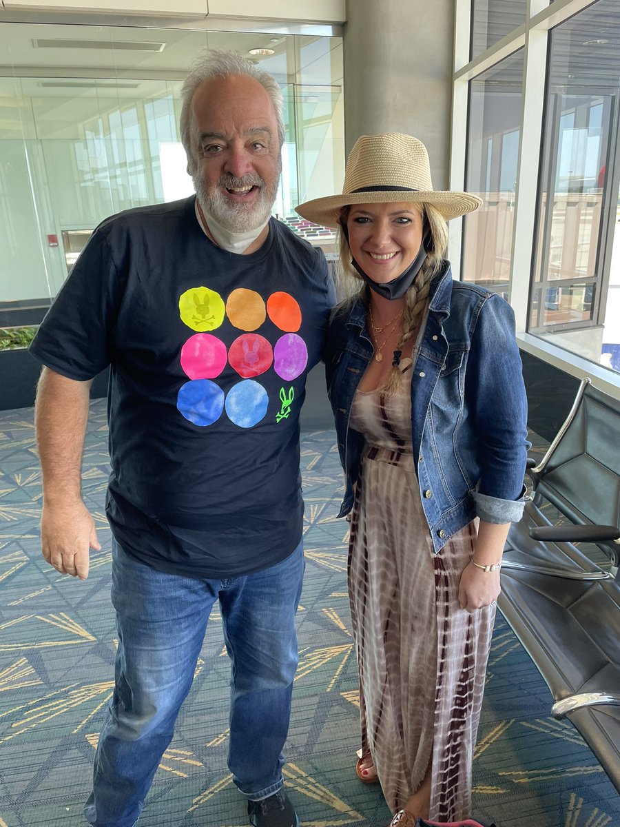 MrsRalstonKdg's tweet photo. A brush with fame! 🤩 This man is royalty in the educational field 🤣 #springbreak #erducator @gerrybrooksprin https://t.co/5CoJvrwKA1