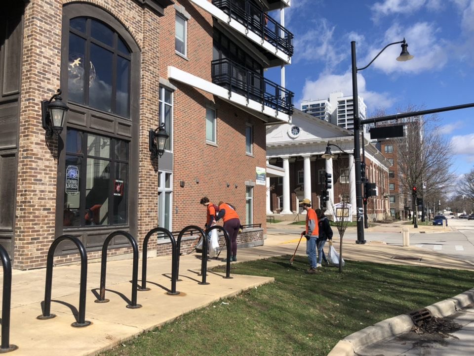 Great day volunteering at Boneyard Creek Community Day! Our members helped clean up trash from the creek and provided educational outreach on fishes with <a href="/GEEBatUIUC/">GEEB</a> 🐟🐠🎣

 @cityofurbana <a href="/champaigncity/">City of Champaign</a> <a href="/UofIllinois/">University of Illinois</a> <a href="/AmFisheriesSoc/">American Fisheries Society</a>