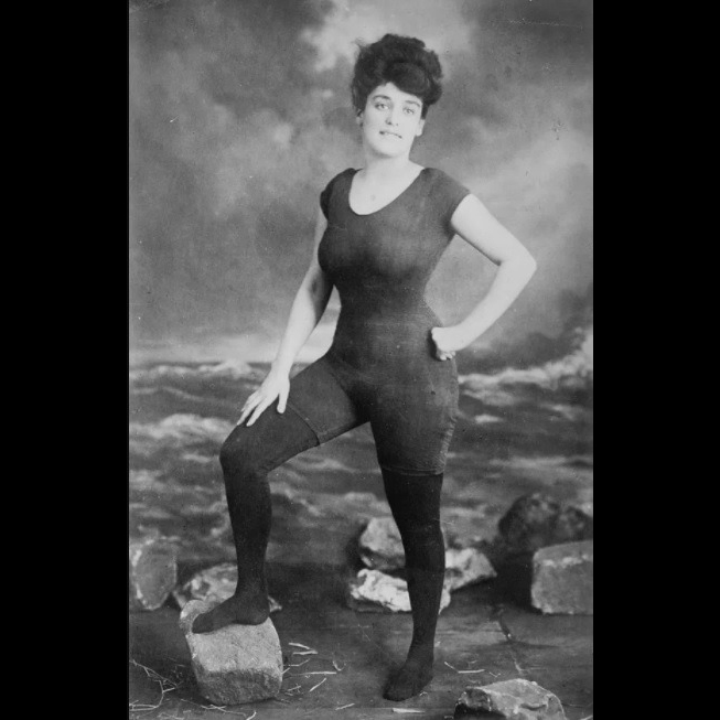 Jose_Goretti's tweet photo. En 1907, la defensora de los derechos de la mujer #AnnetteKellerman fue arrestada en una playa de Massachusetts por posar con este bañador, acusada de indecencia. Fue otra mujer quien avisó a la policía. https://t.co/rG4cW6JTBP