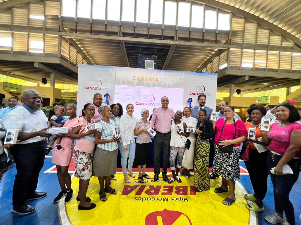 nelsonarroyop's tweet photo. Desde el Indotel apoyamos a las mujeres para su desarrollo económico y social a través de la #CanastaDigitalSocial. Agradezco al señor presidente @LuisAbinader, por el seguimiento y respaldo brindado a la provincia,📍San Pedro de Macorís para impulsar este programa. https://t.co/UQIr8Xv1hu